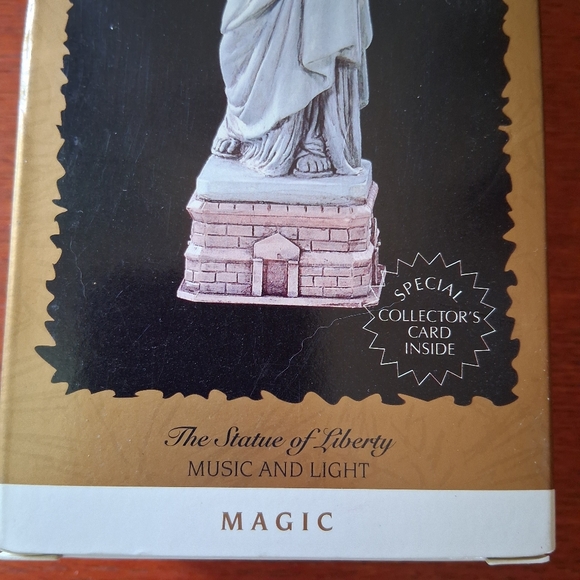 Hallmark Statue of Liberty Magic Ornament with Music and Light 1996 MIB - Picture 2 of 9